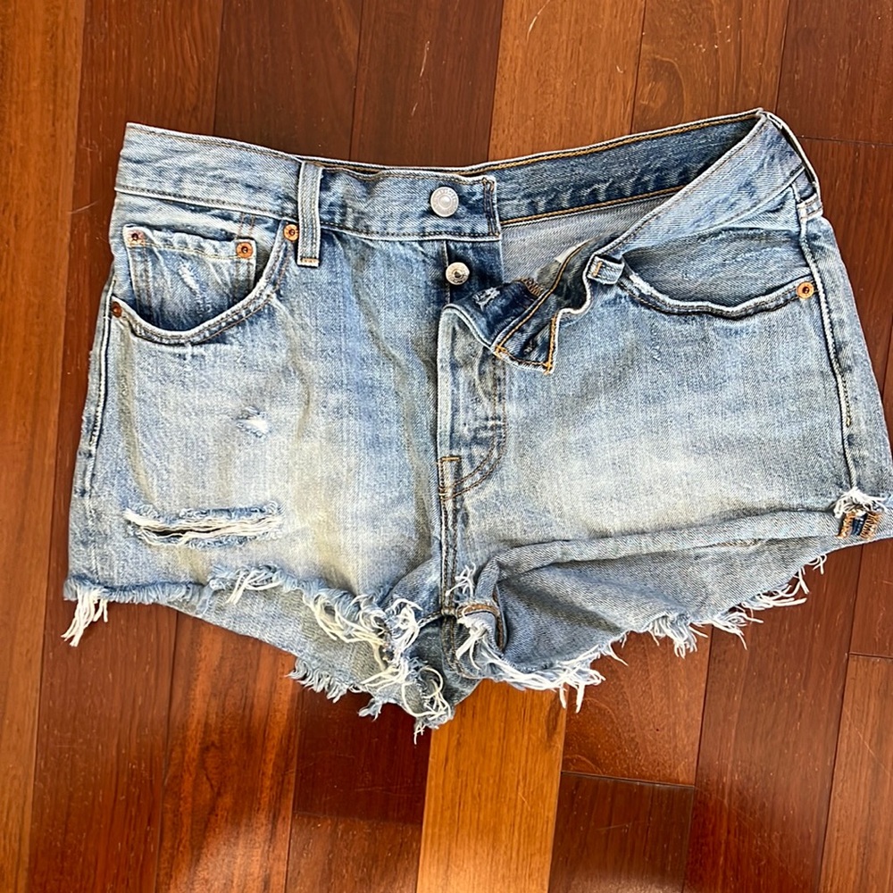 Levi’s 501 Medium Wash Shorts, W29